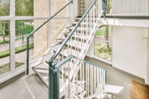 Moderne trappe med vinduer og lysindfald.